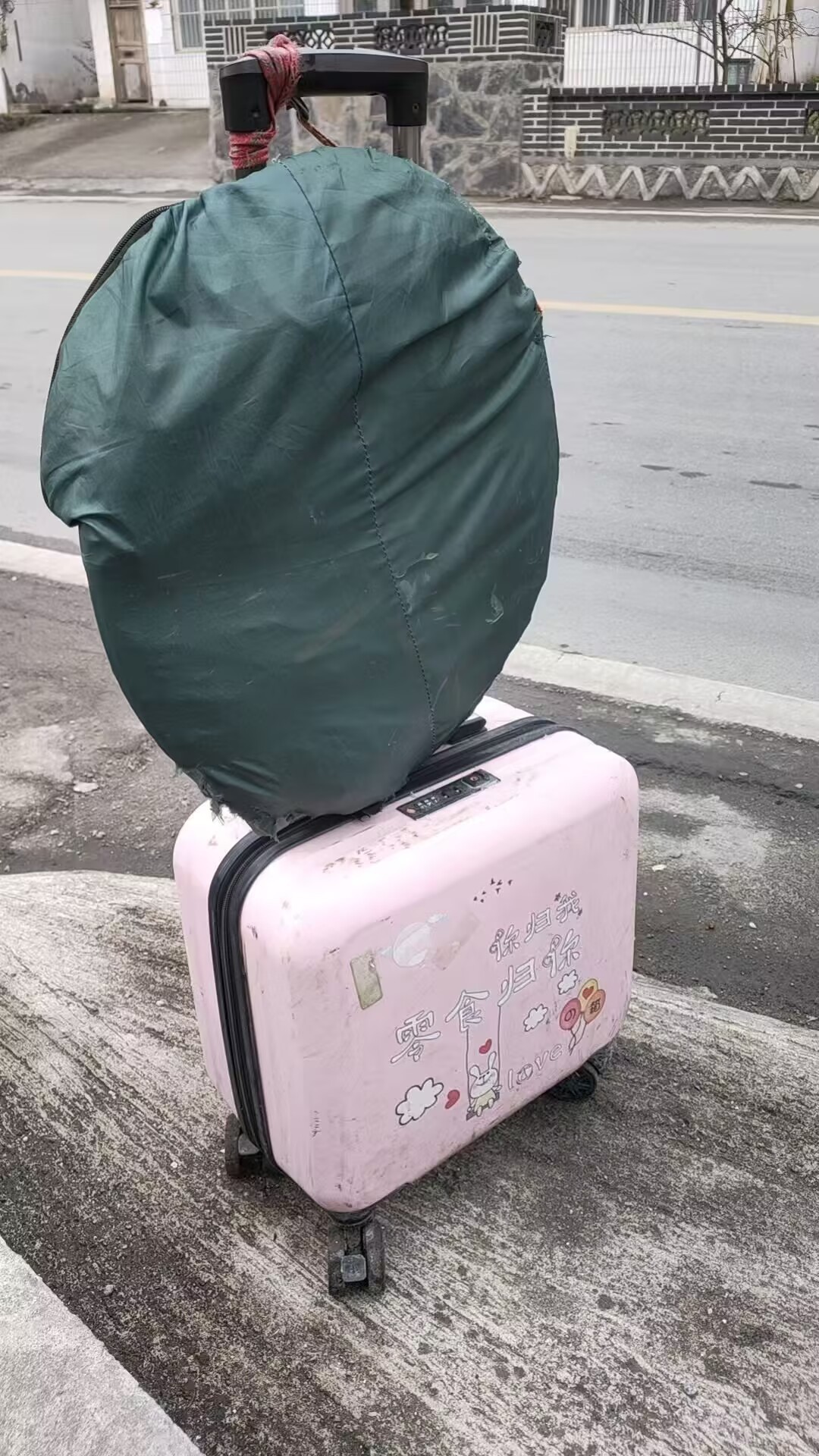 26岁男子从杭州徒步回重庆，53天走1400多公里，途中受邀吃杀猪饭(图3)