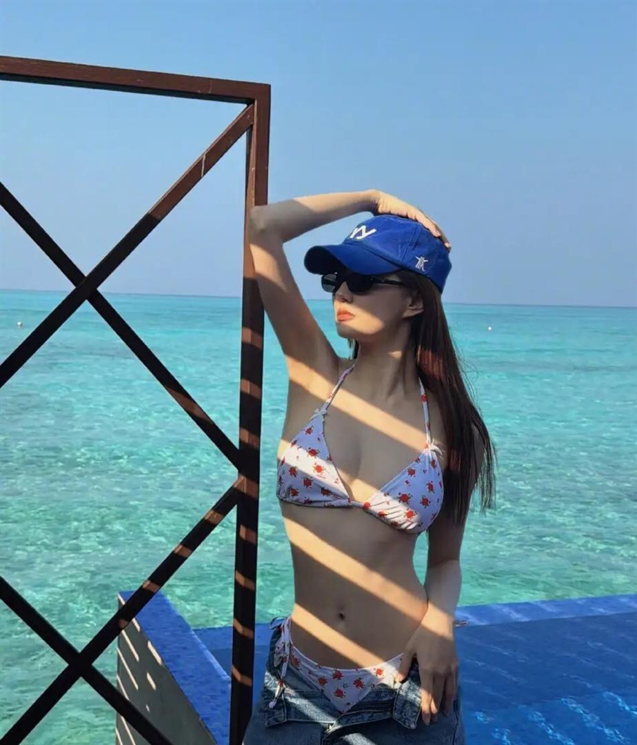 31岁徐璐单人度假，海边泳装照惊艳全网，天鹅颈细腰好身材藏不住(图3)