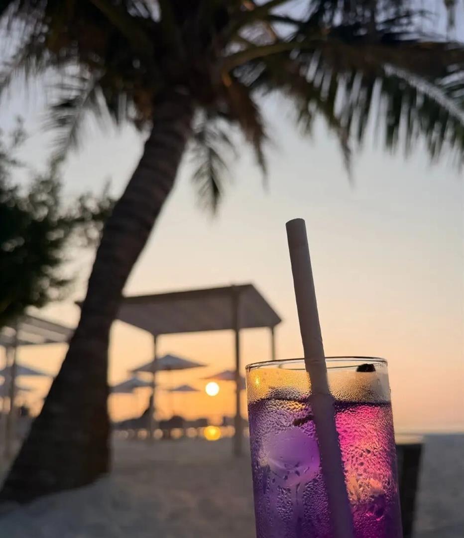 31岁徐璐单人度假，海边泳装照惊艳全网，天鹅颈细腰好身材藏不住(图6)