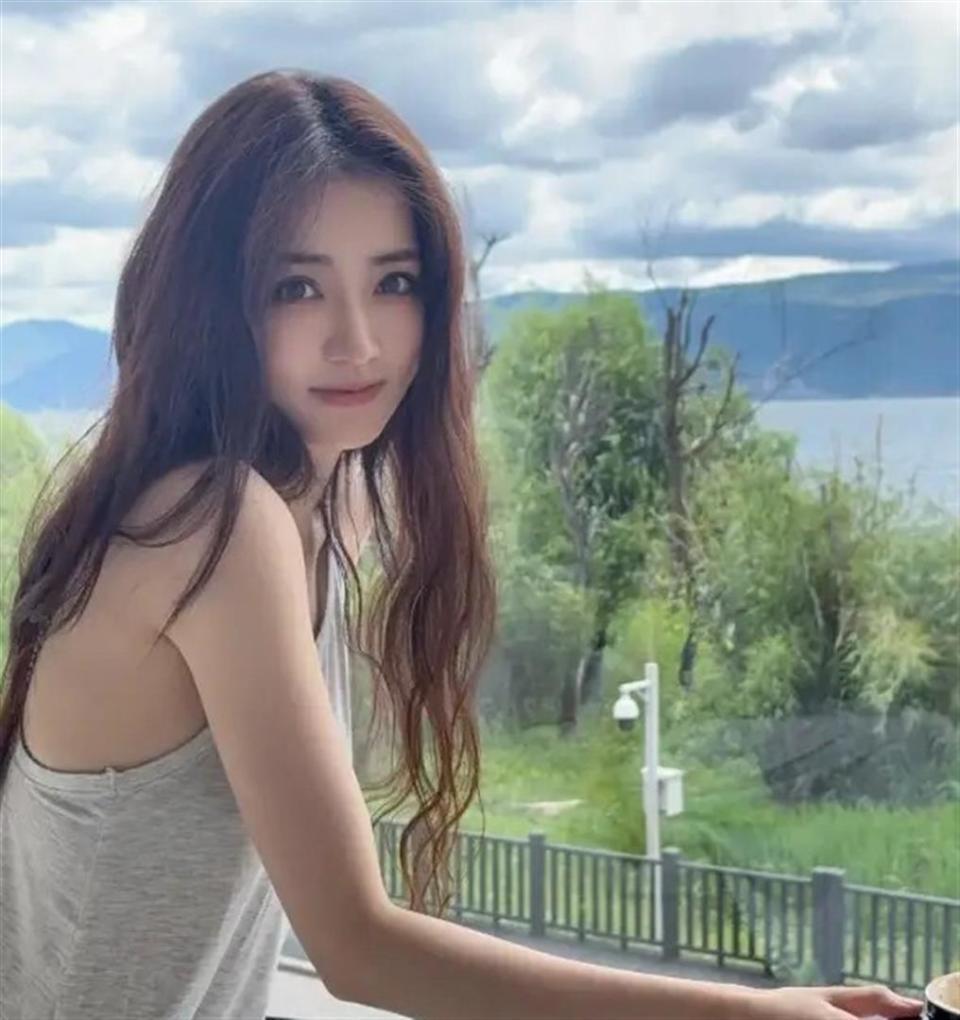 31岁徐璐单人度假，海边泳装照惊艳全网，天鹅颈细腰好身材藏不住(图9)