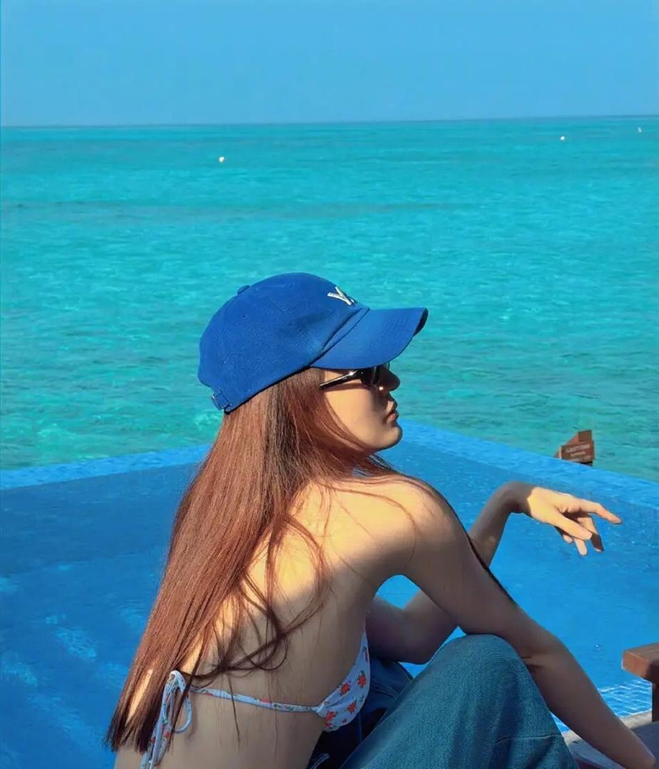 31岁徐璐单人度假，海边泳装照惊艳全网，天鹅颈细腰好身材藏不住(图7)