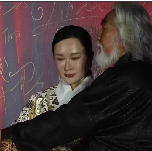 张纪中夫妇出席活动！44岁杜星霖妆容却被调侃：像油锅里爬出来似的(图1)