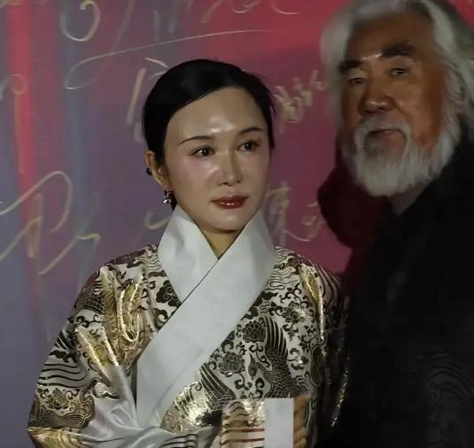 张纪中夫妇出席活动！44岁杜星霖妆容却被调侃：像油锅里爬出来似的(图2)