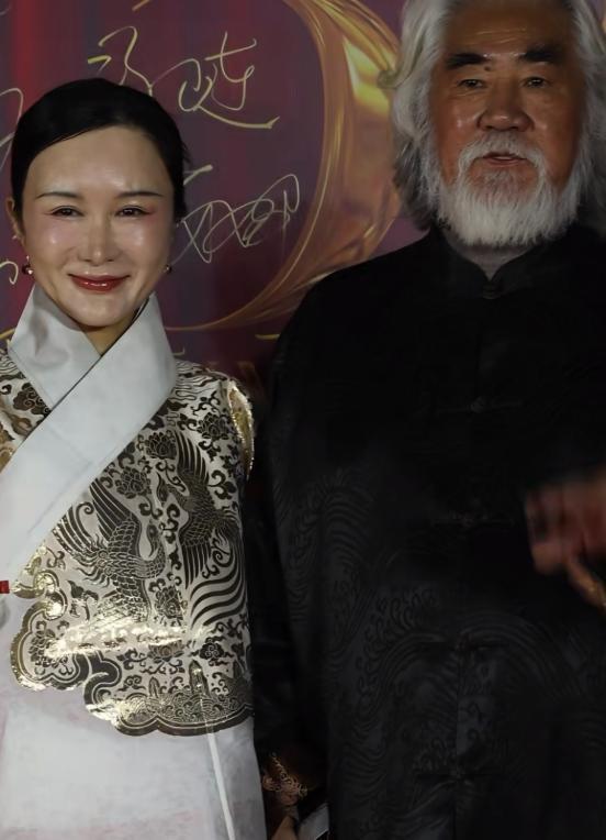 张纪中夫妇出席活动！44岁杜星霖妆容却被调侃：像油锅里爬出来似的(图3)