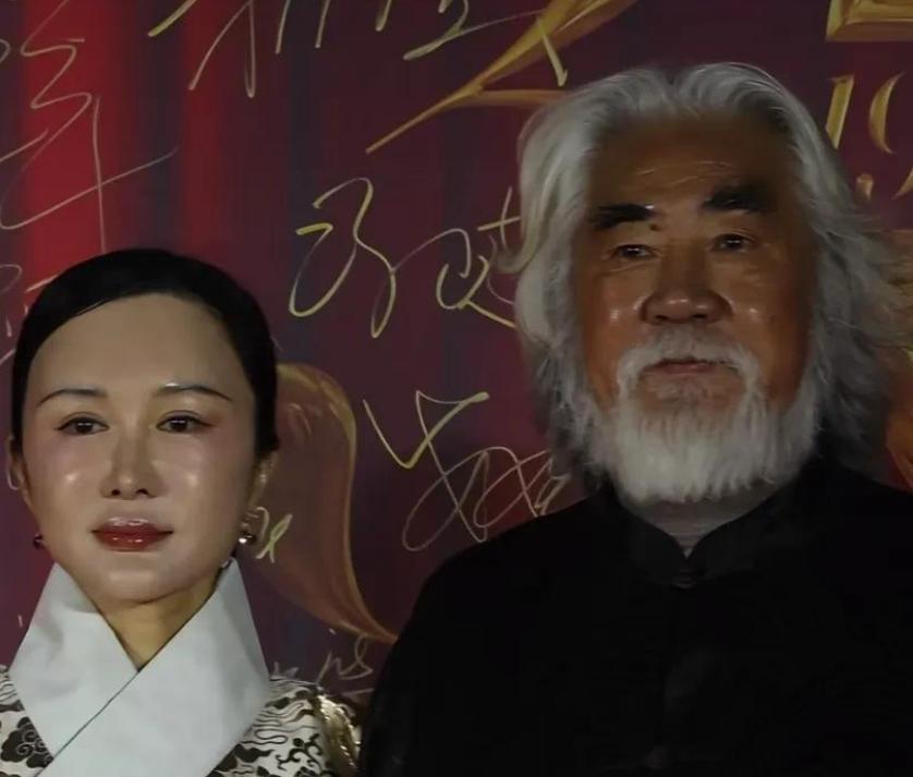 张纪中夫妇出席活动！44岁杜星霖妆容却被调侃：像油锅里爬出来似的(图5)