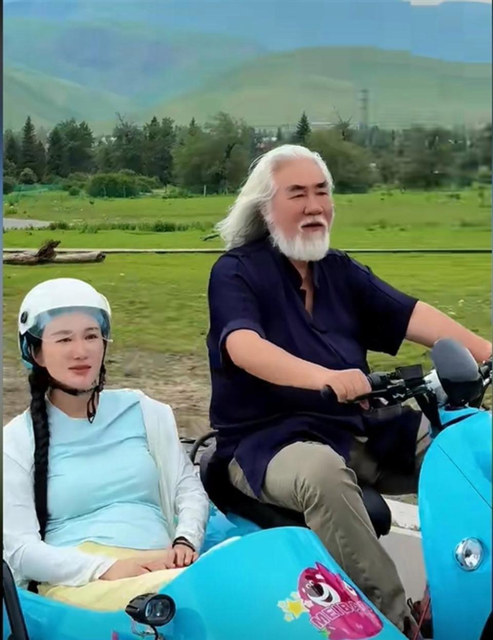 张纪中夫妇出席活动！44岁杜星霖妆容却被调侃：像油锅里爬出来似的(图4)