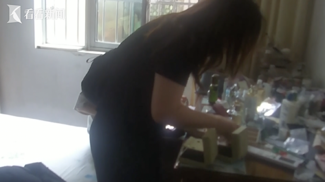 25岁女子把男友当“长期饭票”：向其兜售假手表、假衣物，调包奢侈品变卖，又偷又骗套走近40万(图2)