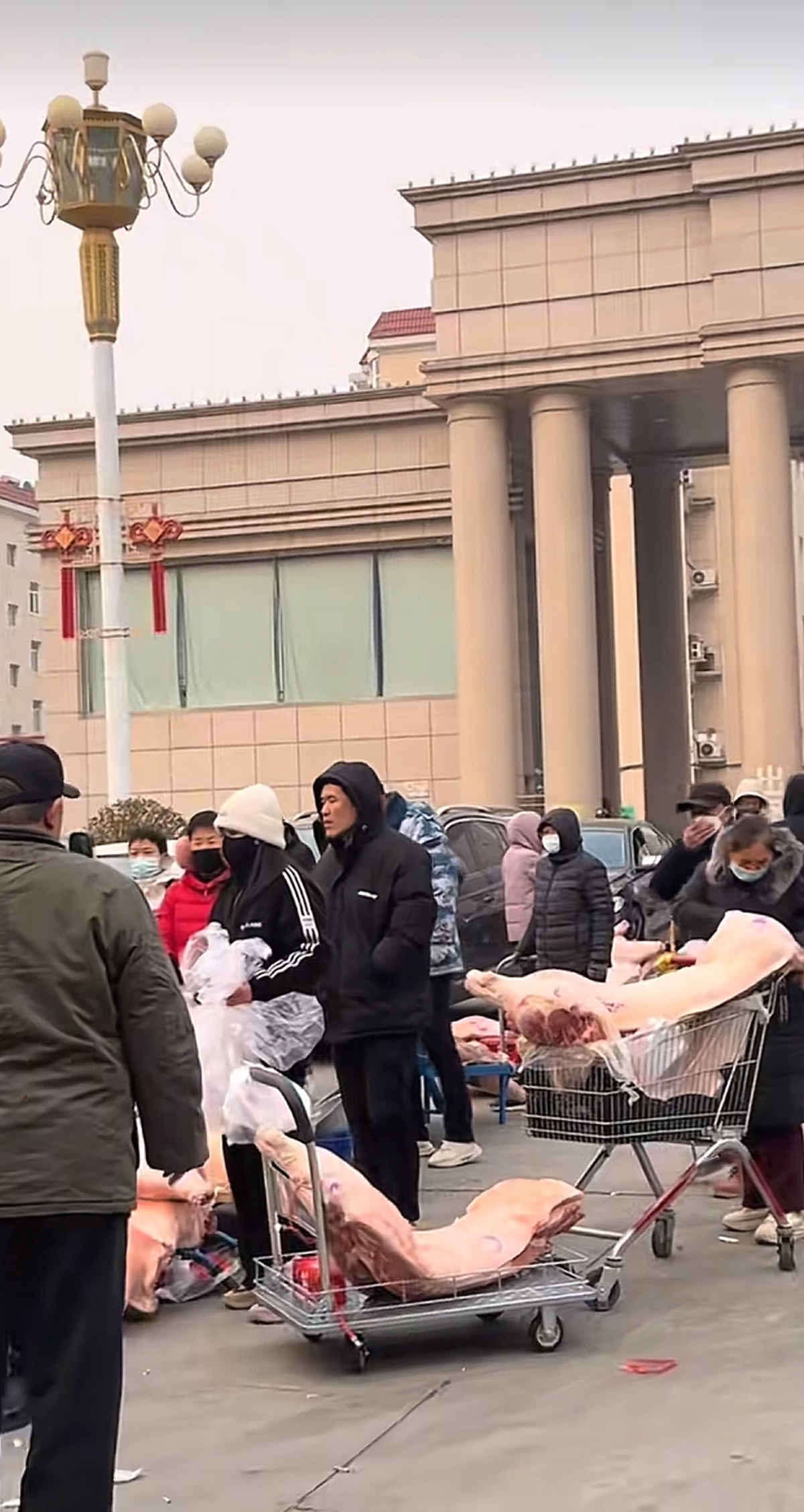 社区过年分红每人发1万多元和半只猪，街道办回应(图2)