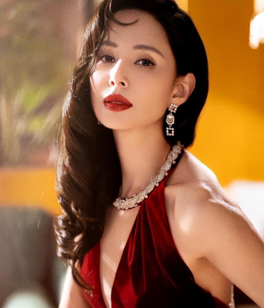 被老头白嫖10年，还倒贴上亿，59岁不婚不育的李若彤，后悔吗(图2)