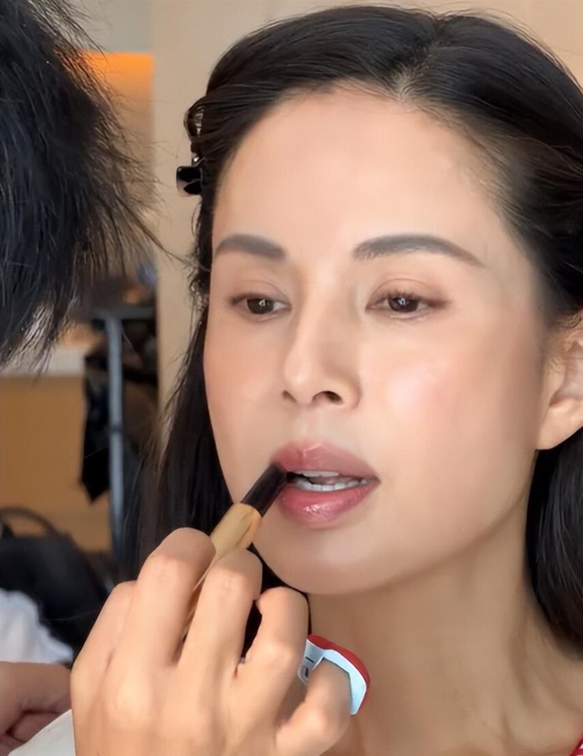 被老头白嫖10年，还倒贴上亿，59岁不婚不育的李若彤，后悔吗(图4)