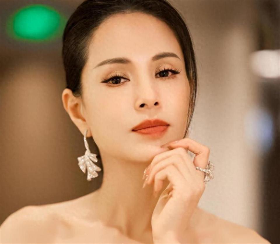 被老头白嫖10年，还倒贴上亿，59岁不婚不育的李若彤，后悔吗(图1)