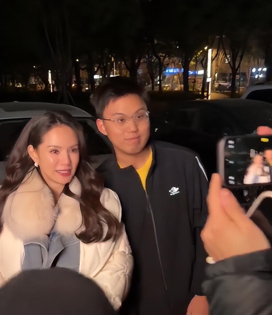 被老头白嫖10年，还倒贴上亿，59岁不婚不育的李若彤，后悔吗(图7)