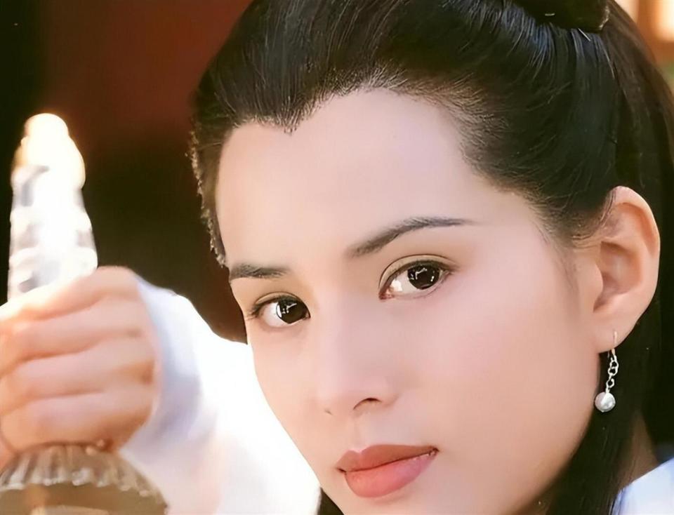 被老头白嫖10年，还倒贴上亿，59岁不婚不育的李若彤，后悔吗(图8)