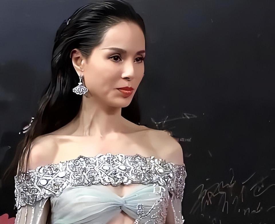 被老头白嫖10年，还倒贴上亿，59岁不婚不育的李若彤，后悔吗(图9)