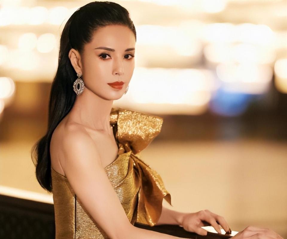 被老头白嫖10年，还倒贴上亿，59岁不婚不育的李若彤，后悔吗(图19)