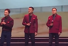 马化腾携高管在腾讯年会上唱歌，戴着印有企鹅标识的红围脖，还给员工扔QQ企鹅公仔互动(图2)