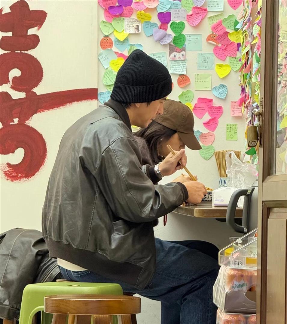 贾静雯修泽楷夫妇一起成都小面馆吃面，两人戴帽子，穿情侣皮衣！(图2)