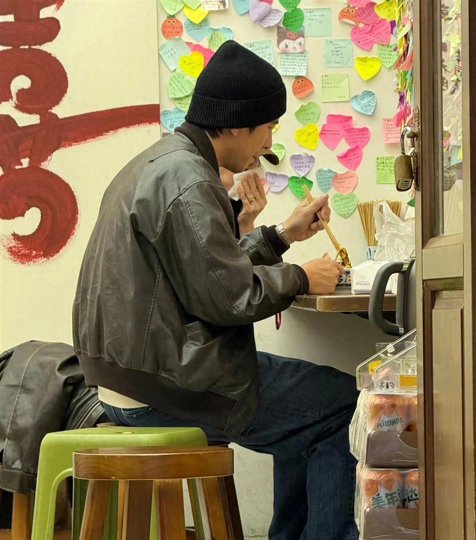 贾静雯修泽楷夫妇一起成都小面馆吃面，两人戴帽子，穿情侣皮衣！(图1)