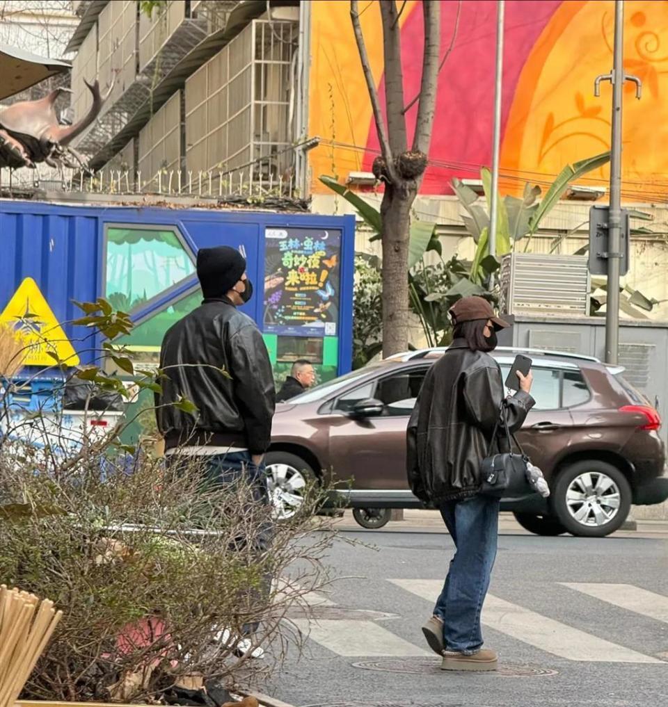 贾静雯修泽楷夫妇一起成都小面馆吃面，两人戴帽子，穿情侣皮衣！(图4)