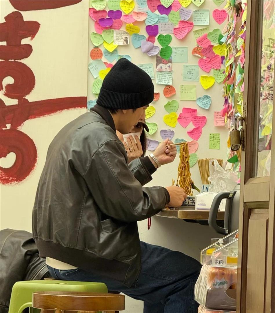 贾静雯修泽楷夫妇一起成都小面馆吃面，两人戴帽子，穿情侣皮衣！(图3)