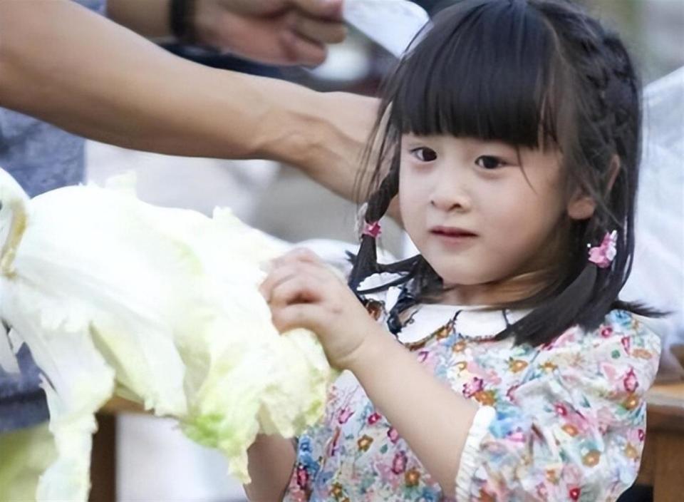 叶一茜晒出与森碟同框照，力破重男轻女的传闻，森碟下巴已矫正(图13)