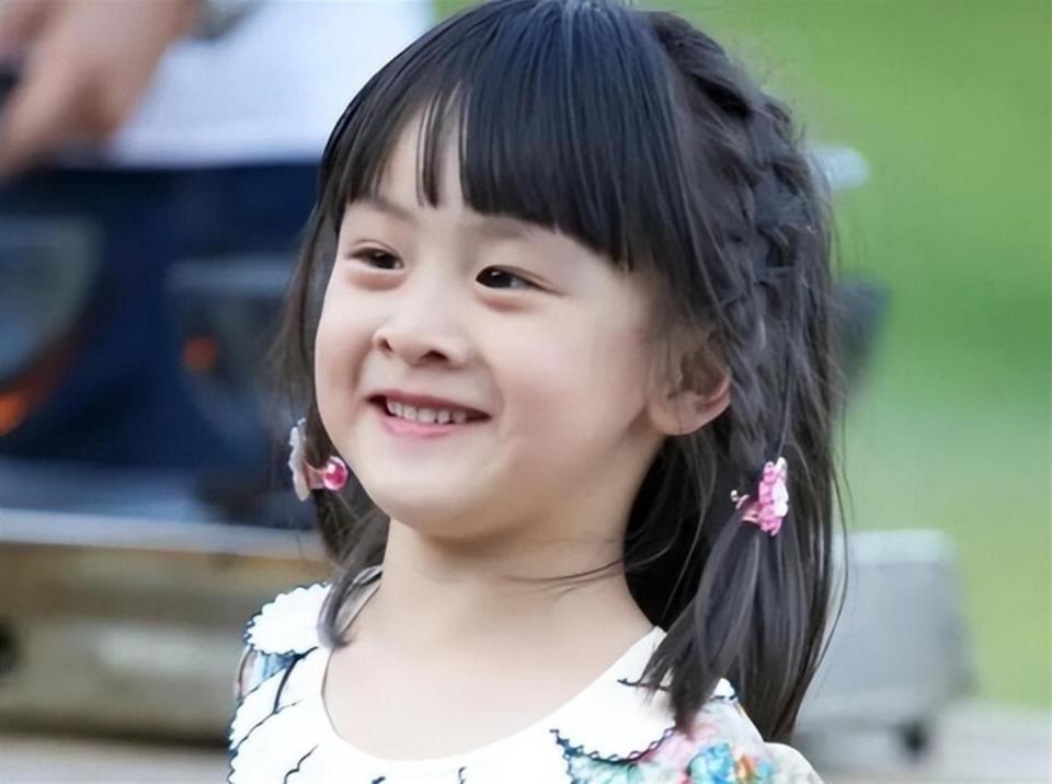 叶一茜晒出与森碟同框照，力破重男轻女的传闻，森碟下巴已矫正(图12)