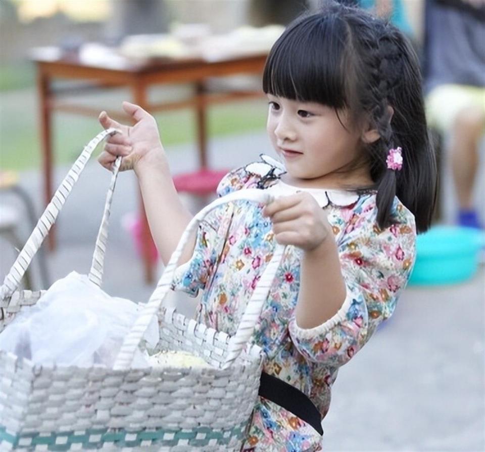 叶一茜晒出与森碟同框照，力破重男轻女的传闻，森碟下巴已矫正(图14)