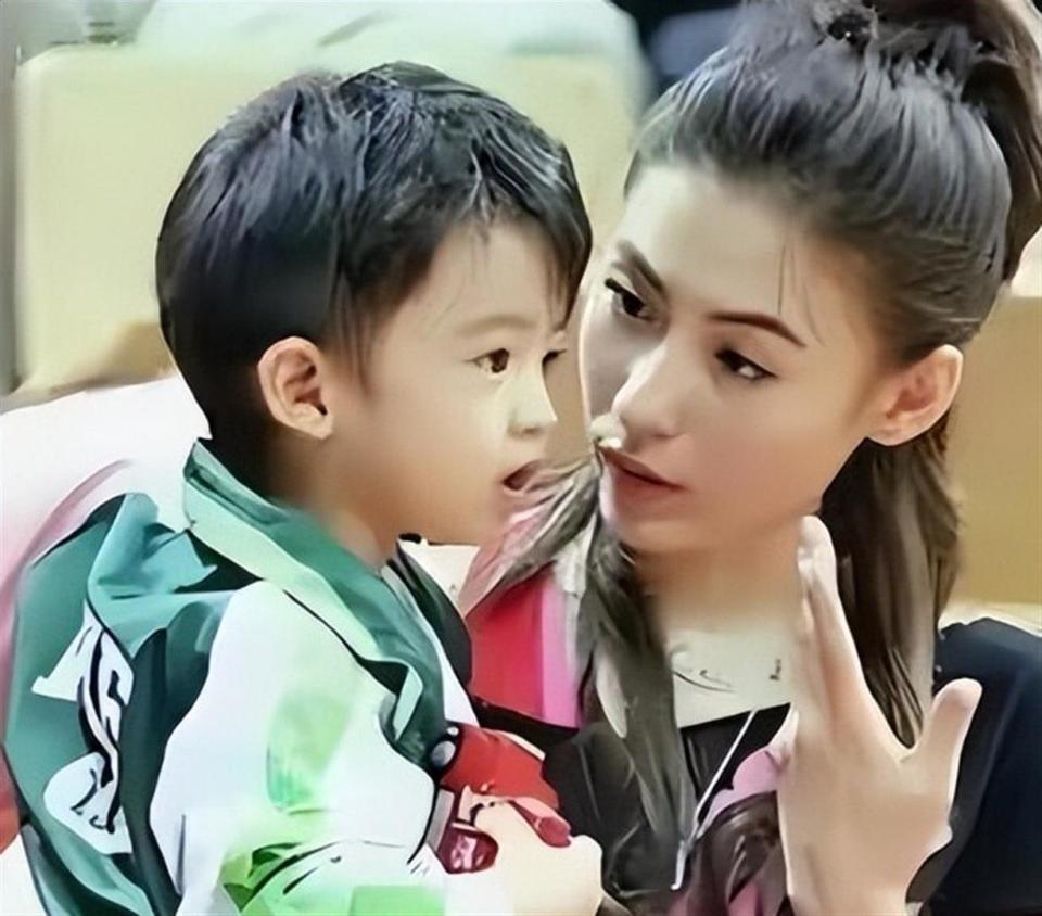 张柏芝丑闻曝光两月，荒唐的事还是发生了，儿子为此付出代价(图2)