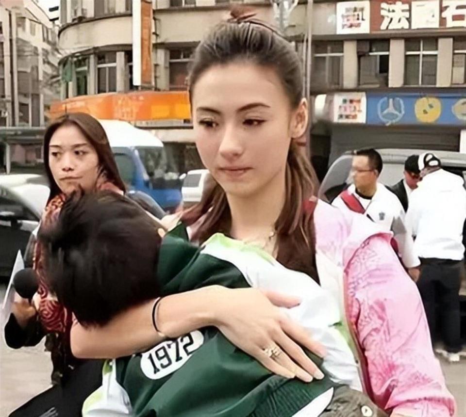 张柏芝丑闻曝光两月，荒唐的事还是发生了，儿子为此付出代价(图10)