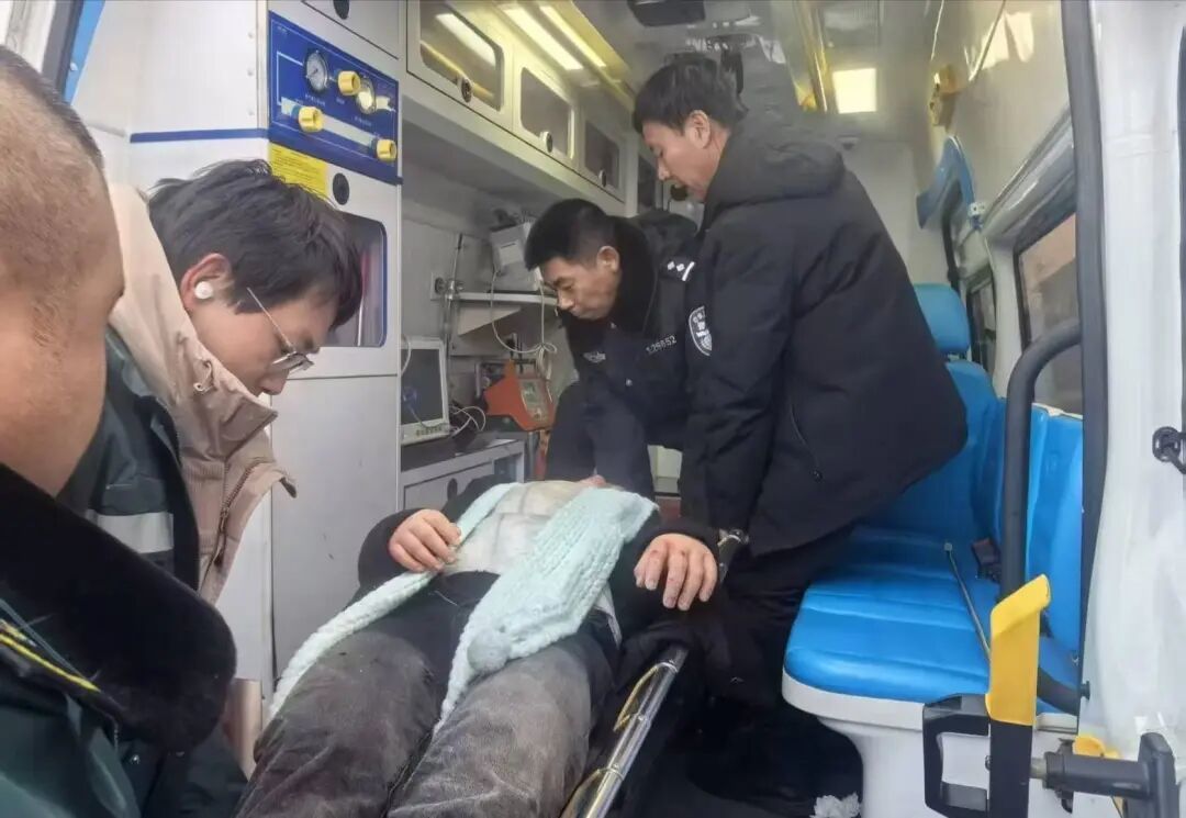 女大学生到东北游玩意外晕倒，在雪地冻伤，3根手指或面临截肢(图2)