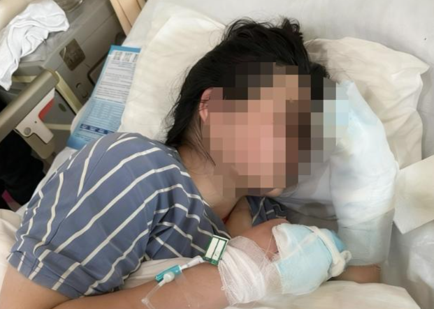 女大学生到东北游玩意外晕倒，在雪地冻伤，