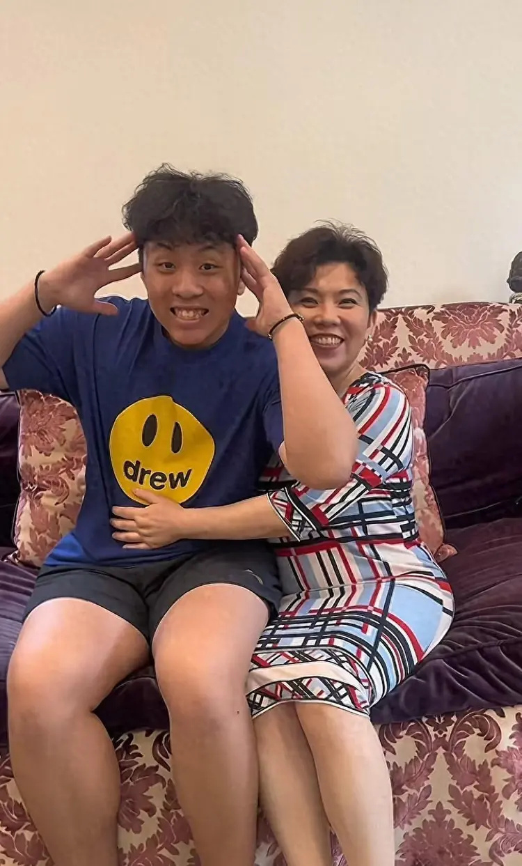 邓亚萍没想到,除了身高哪哪都像自己的19岁儿子,已经开始争光了(图1) 邓亚萍没想到,除了身高哪哪都像自己的19岁儿子,已经开始争光了(图1)