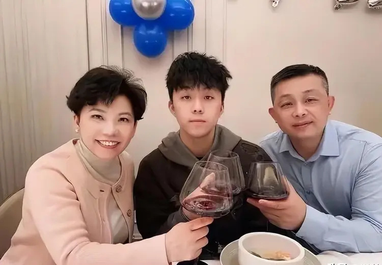 邓亚萍没想到,除了身高哪哪都像自己的19岁儿子,已经开始争光了(图4) 邓亚萍没想到,除了身高哪哪都像自己的19岁儿子,已经开始争光了(图4)