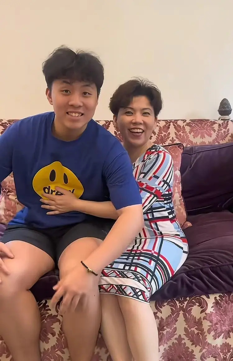 邓亚萍没想到,除了身高哪哪都像自己的19岁儿子,已经开始争光了(图3) 邓亚萍没想到,除了身高哪哪都像自己的19岁儿子,已经开始争光了(图3)