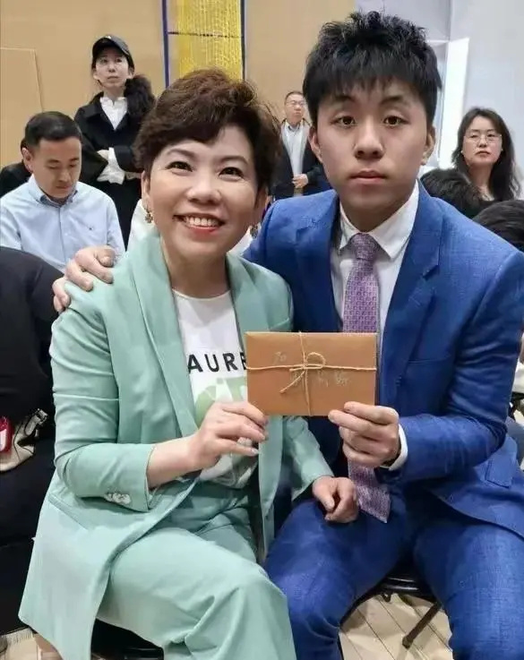 邓亚萍没想到,除了身高哪哪都像自己的19岁儿子,已经开始争光了(图7) 邓亚萍没想到,除了身高哪哪都像自己的19岁儿子,已经开始争光了(图7)