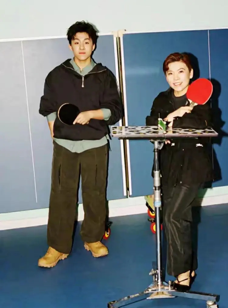 邓亚萍没想到,除了身高哪哪都像自己的19岁儿子,已经开始争光了(图19) 邓亚萍没想到,除了身高哪哪都像自己的19岁儿子,已经开始争光了(图19)