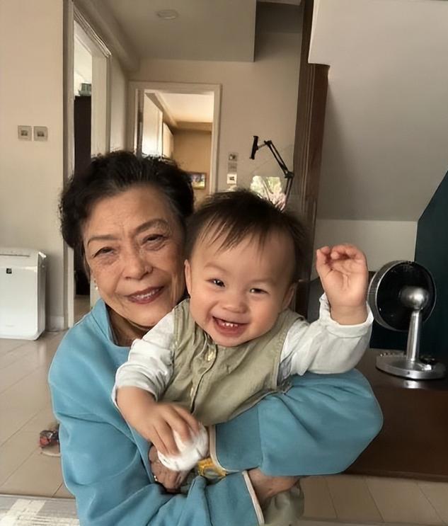 荣升太奶奶！88岁香港女星四代同堂尽享天伦，曾两度跌伤后脑入院(图1)