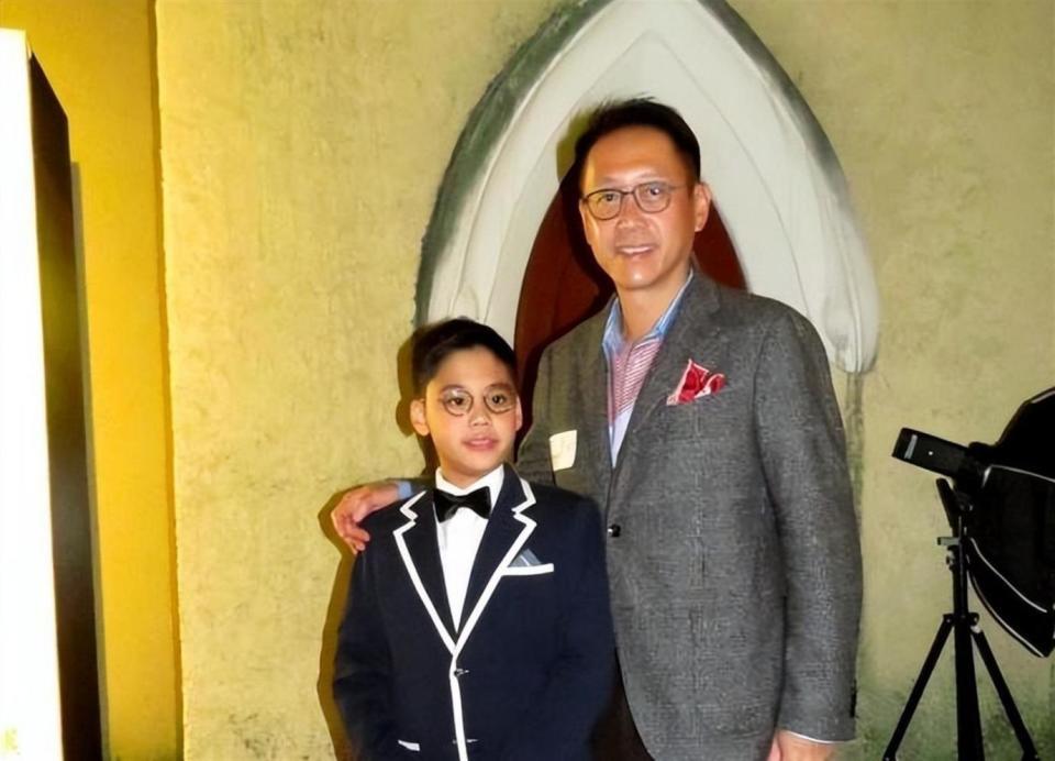 风流的许晋亨泡遍女明星，二婚娶李嘉欣17年，月领200万生活费(图2)