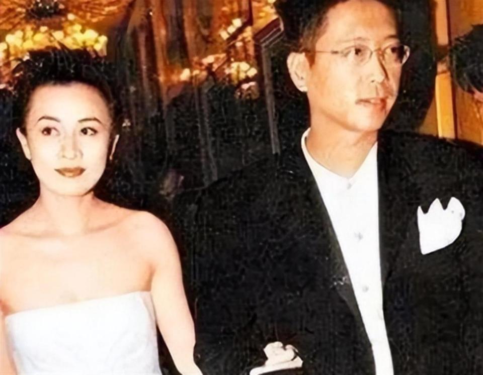 风流的许晋亨泡遍女明星，二婚娶李嘉欣17年，月领200万生活费(图17)