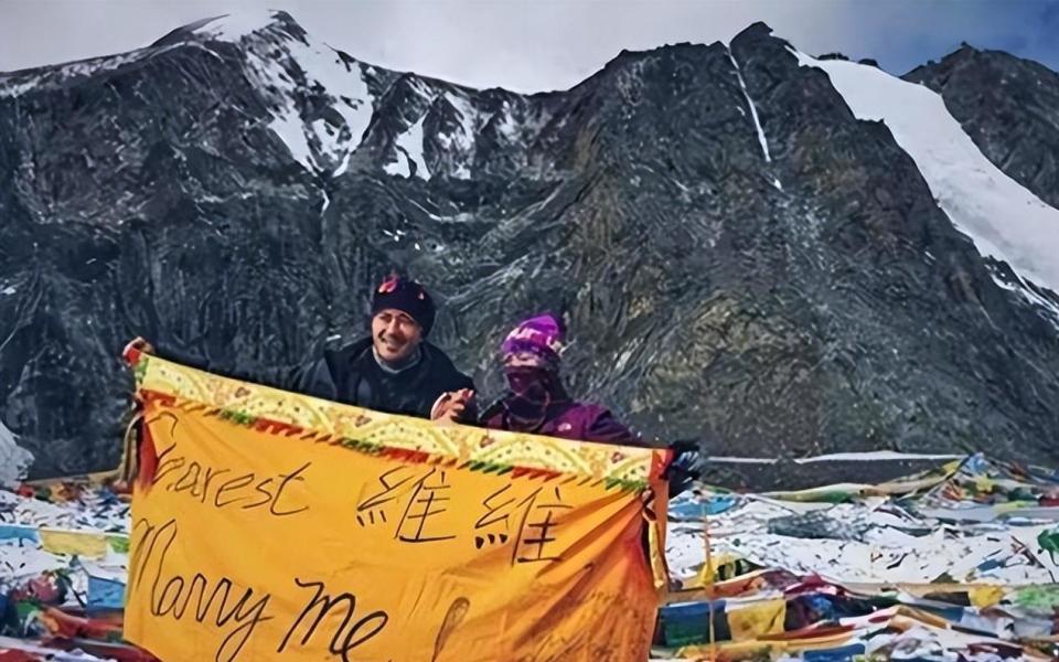 原来是他娶了谭维维！被誉为不老男神，曾在海拔5600米上求婚(图2)