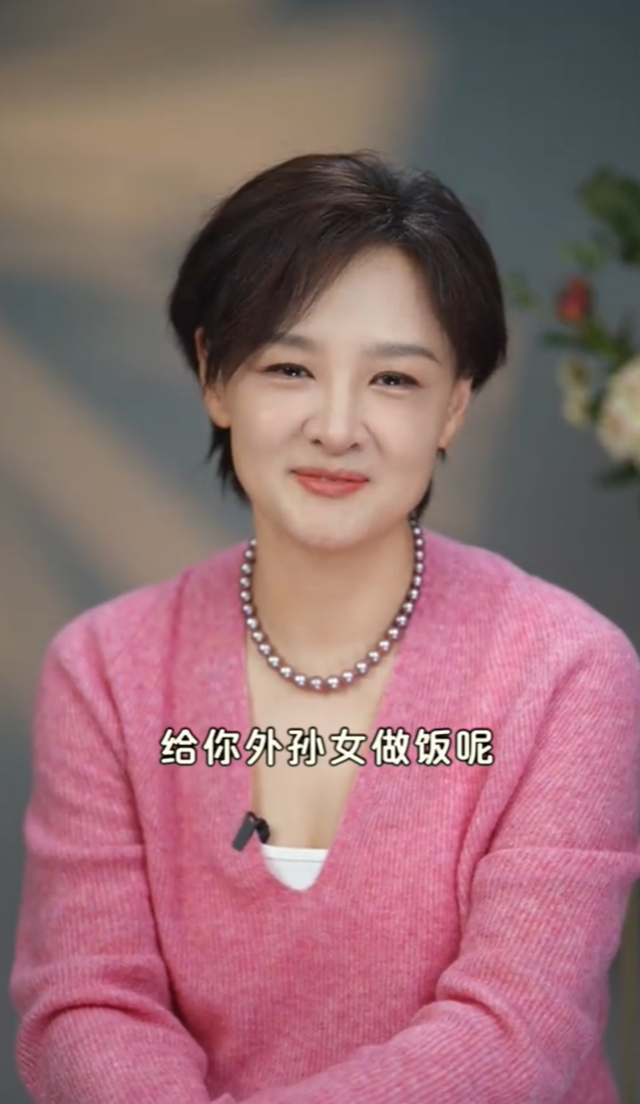 李小萌晒祖孙三代合照，83岁妈妈纹眉烫发