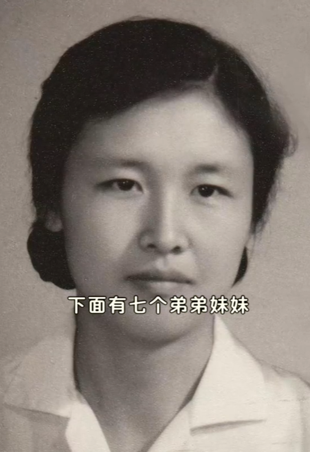 李小萌晒祖孙三代合照，83岁妈妈纹眉烫发好年轻，女儿个高又漂亮(图3)