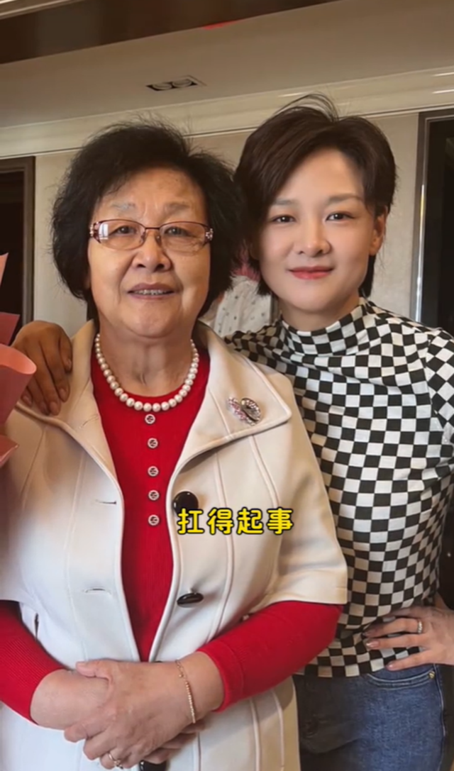 李小萌晒祖孙三代合照，83岁妈妈纹眉烫发好年轻，女儿个高又漂亮(图2)