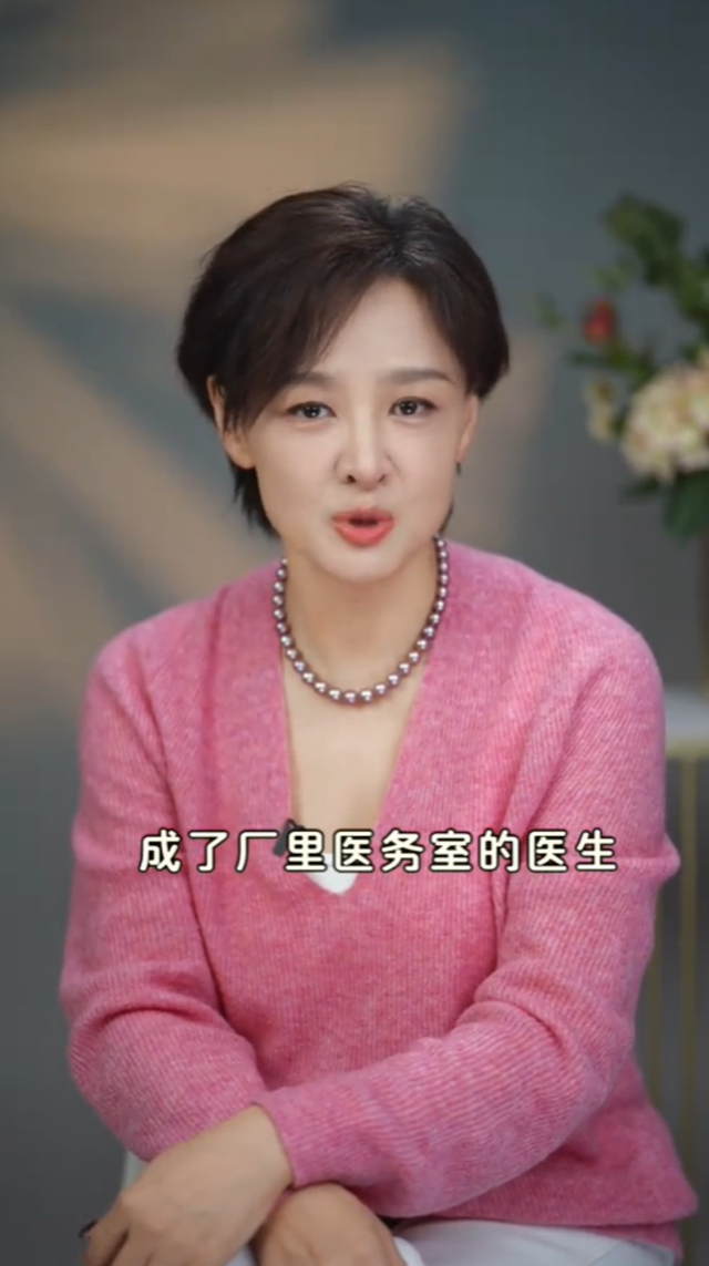 李小萌晒祖孙三代合照，83岁妈妈纹眉烫发好年轻，女儿个高又漂亮(图4)