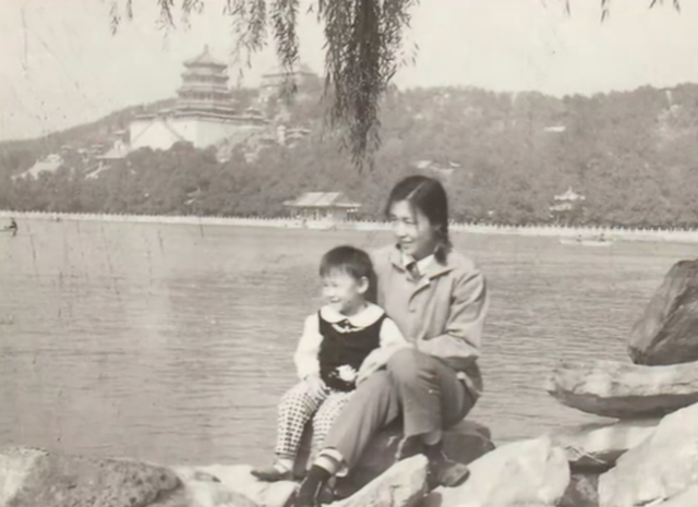 李小萌晒祖孙三代合照，83岁妈妈纹眉烫发好年轻，女儿个高又漂亮(图6)