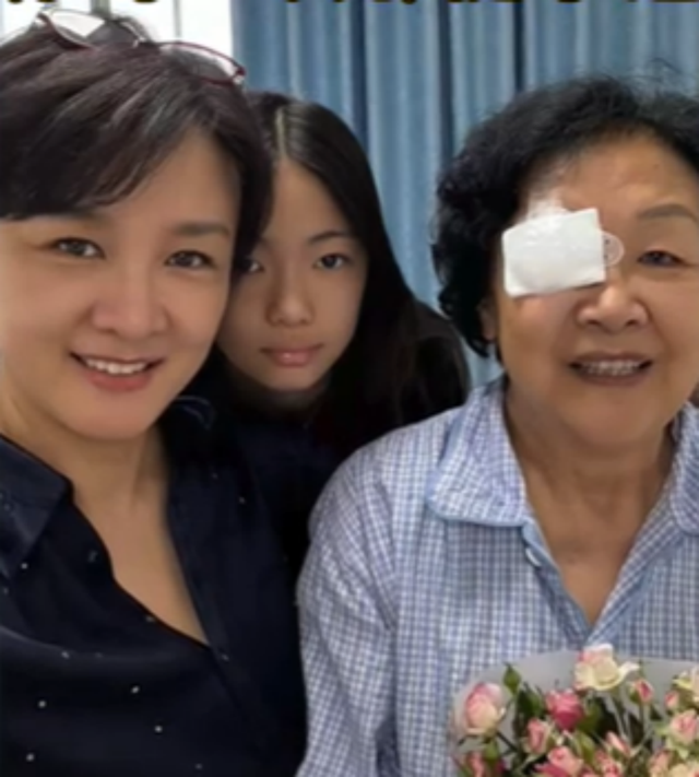 李小萌晒祖孙三代合照，83岁妈妈纹眉烫发好年轻，女儿个高又漂亮(图8)