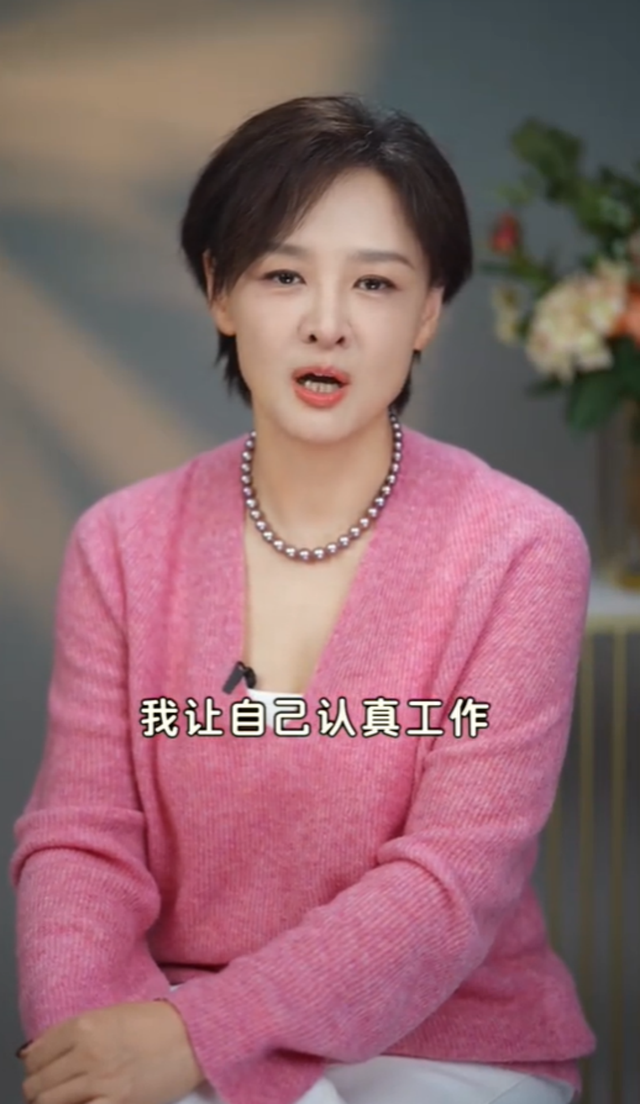 李小萌晒祖孙三代合照，83岁妈妈纹眉烫发好年轻，女儿个高又漂亮(图7)