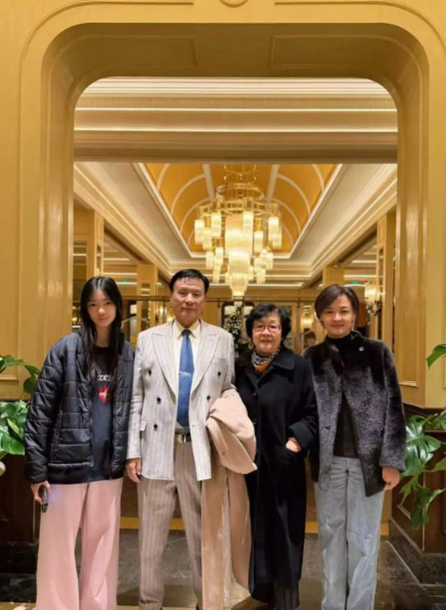 李小萌晒祖孙三代合照，83岁妈妈纹眉烫发好年轻，女儿个高又漂亮(图9)