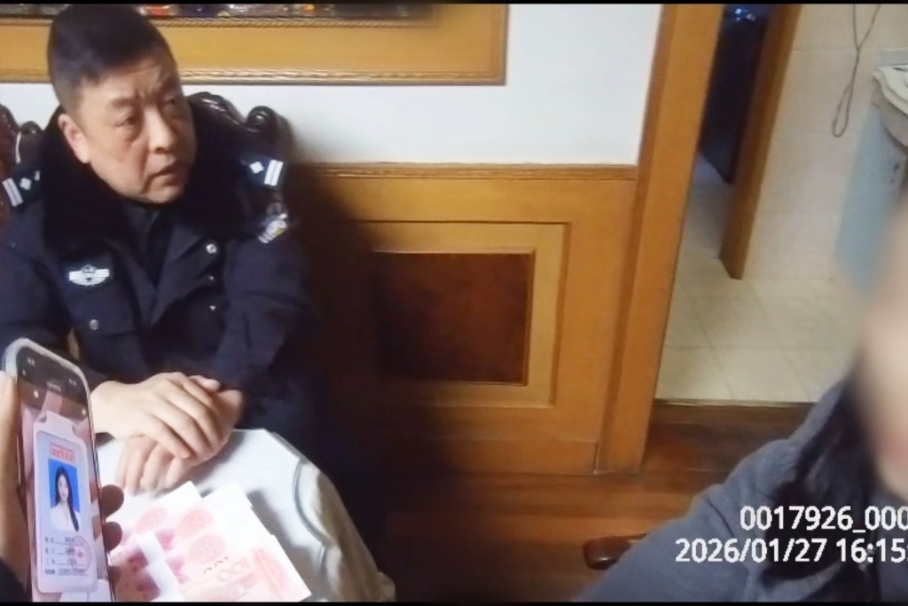 “对方给我返利了”，女子取现25万元欲“投资”被警察劝阻(图2)