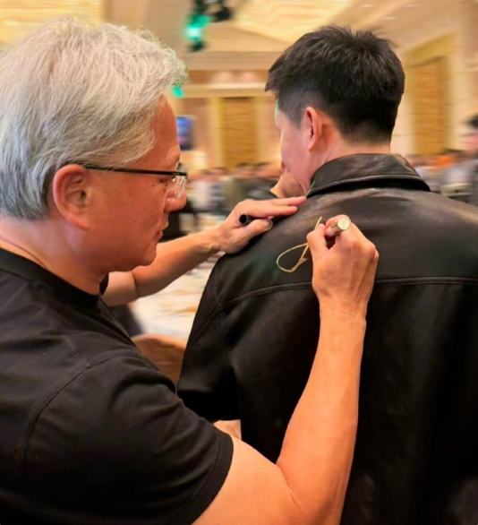 英伟达员工晒年会最牛年终奖：黄仁勋亲笔签名的皮衣(图2)